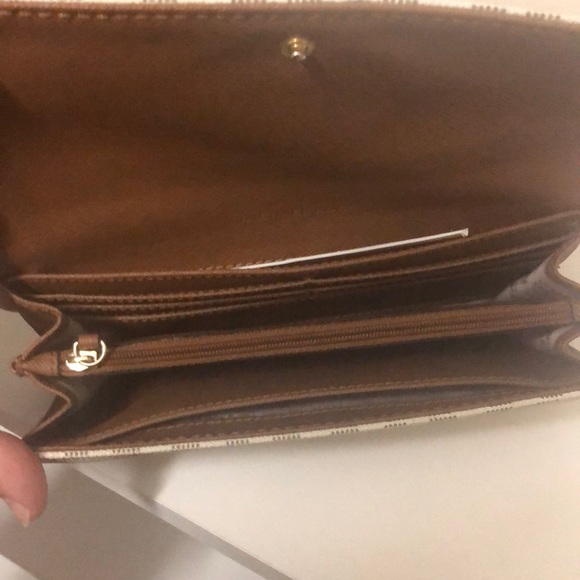 Michael Kors wallet - Picture 2 of 2
